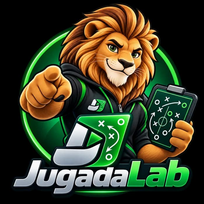 Morris, el león estratega de JugadaLab, con su tableta de jugadas